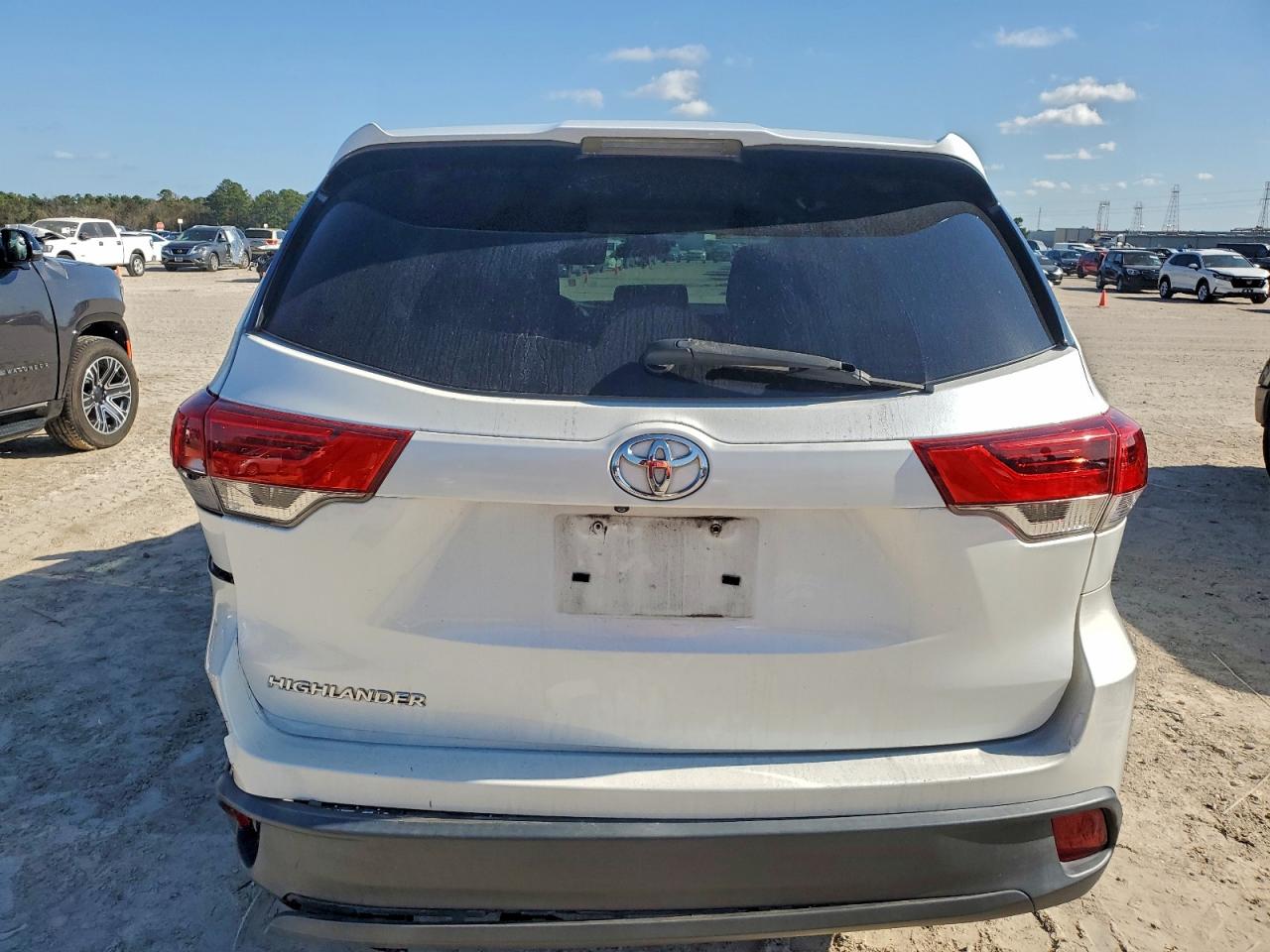 2018 TOYOTA HIGHLANDER LE photo 6