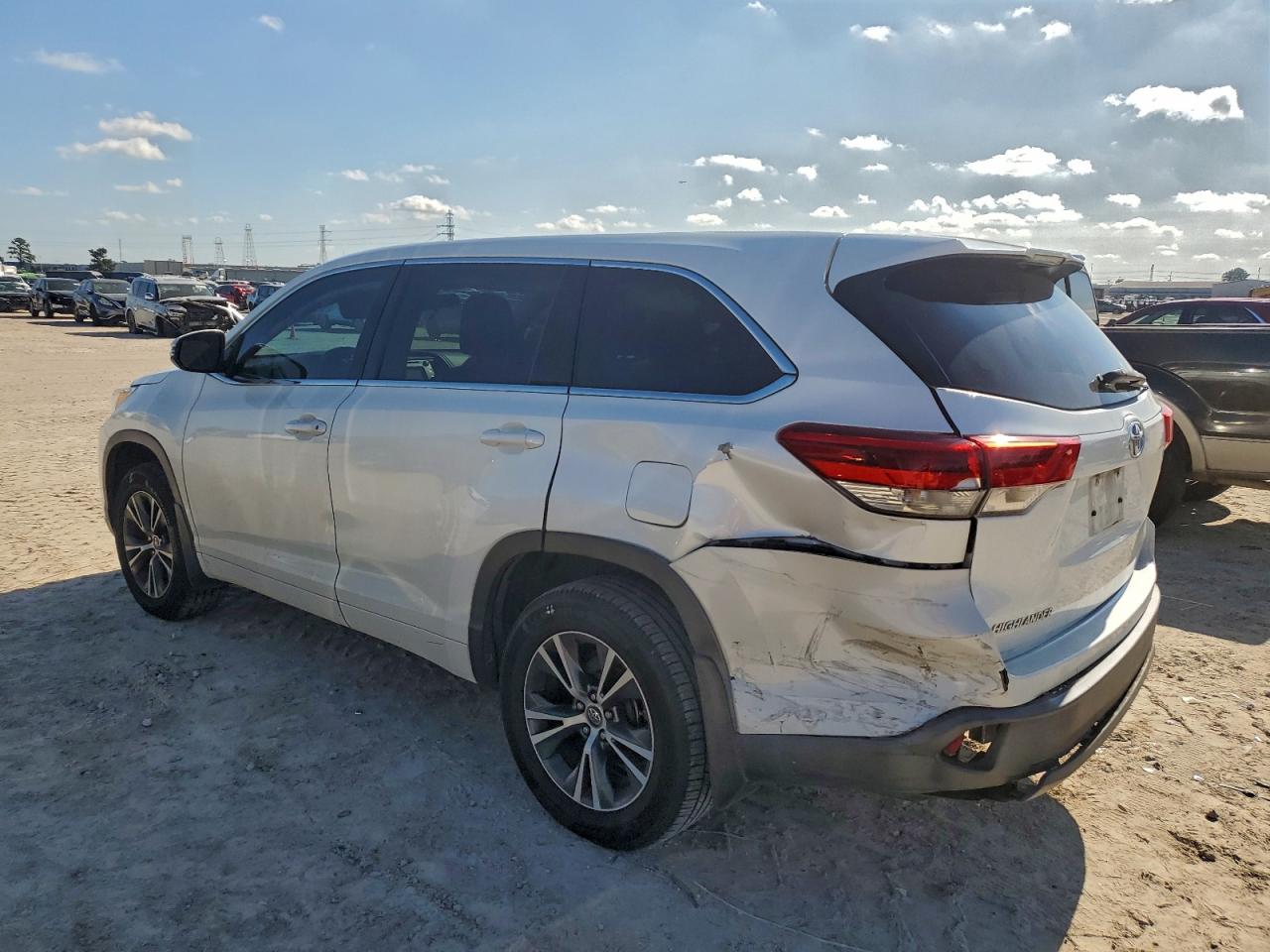 2018 TOYOTA HIGHLANDER LE photo 2