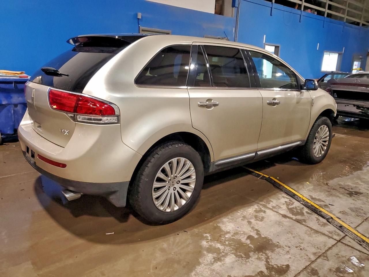 2011 LINCOLN MKX photo 3