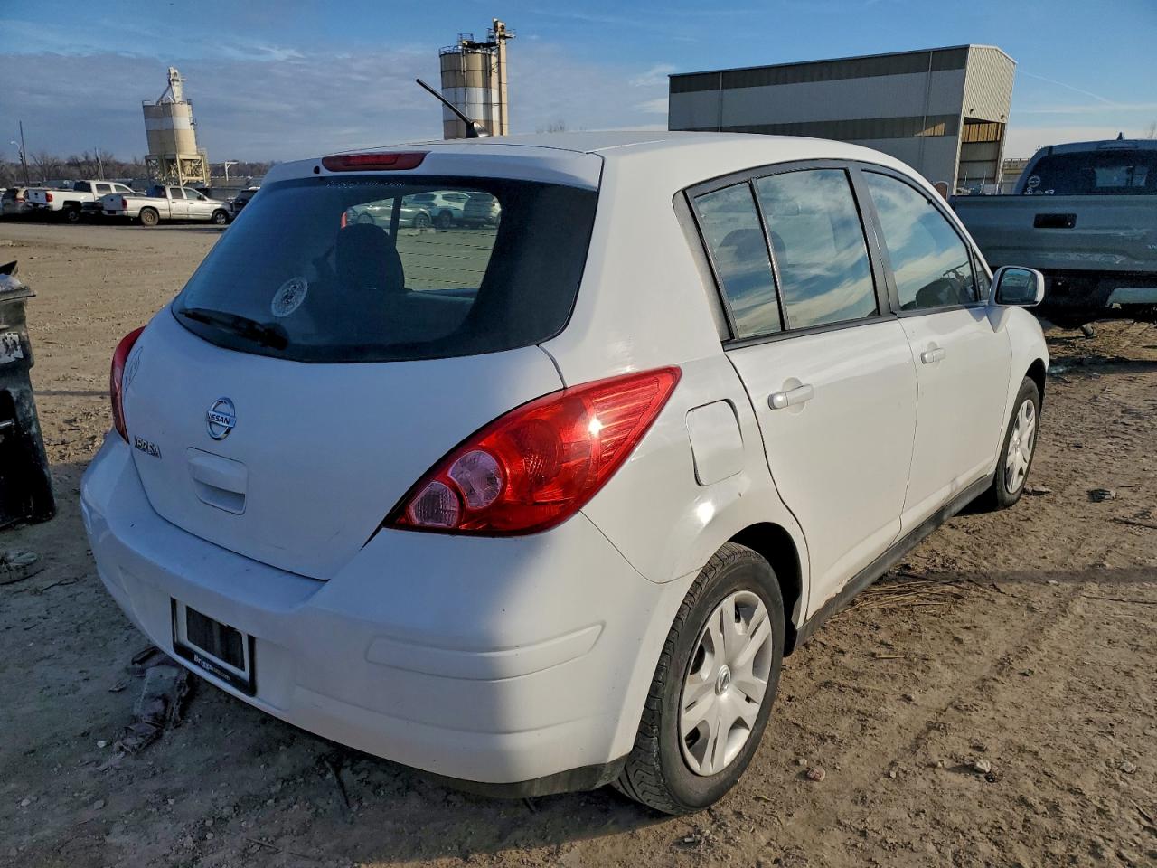 2011 NISSAN VERSA S photo 3