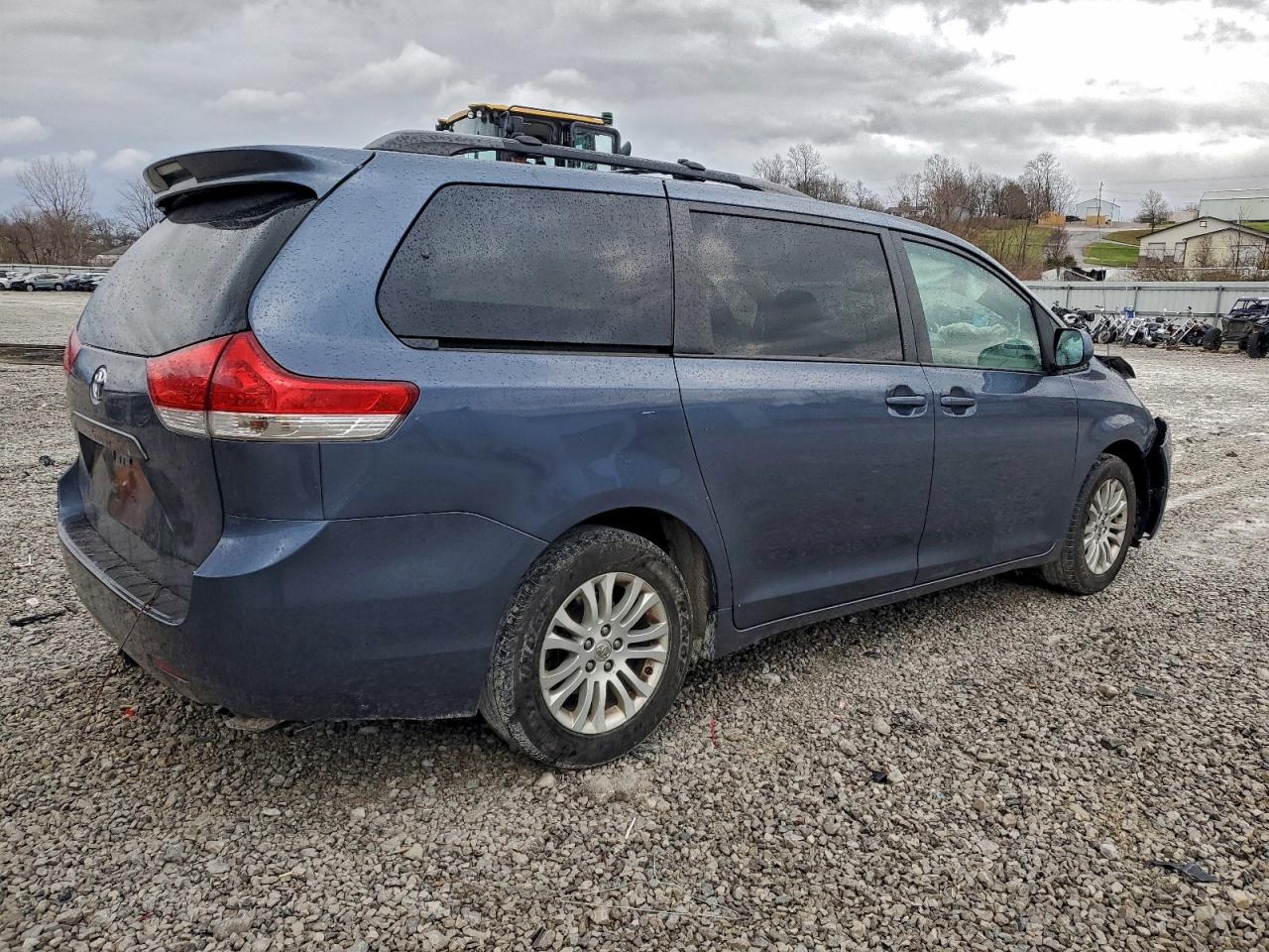 2014 TOYOTA SIENNA XLE photo 3