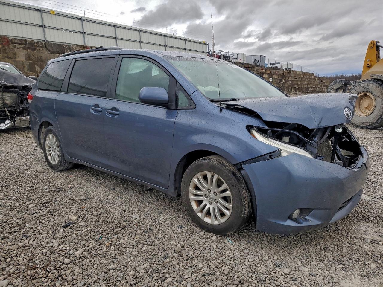 2014 TOYOTA SIENNA XLE photo 4