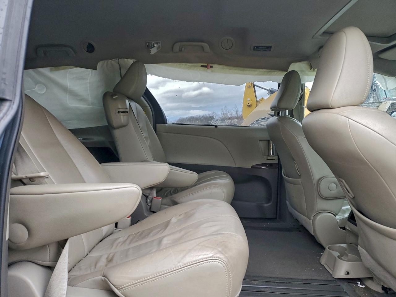 2014 TOYOTA SIENNA XLE photo 11