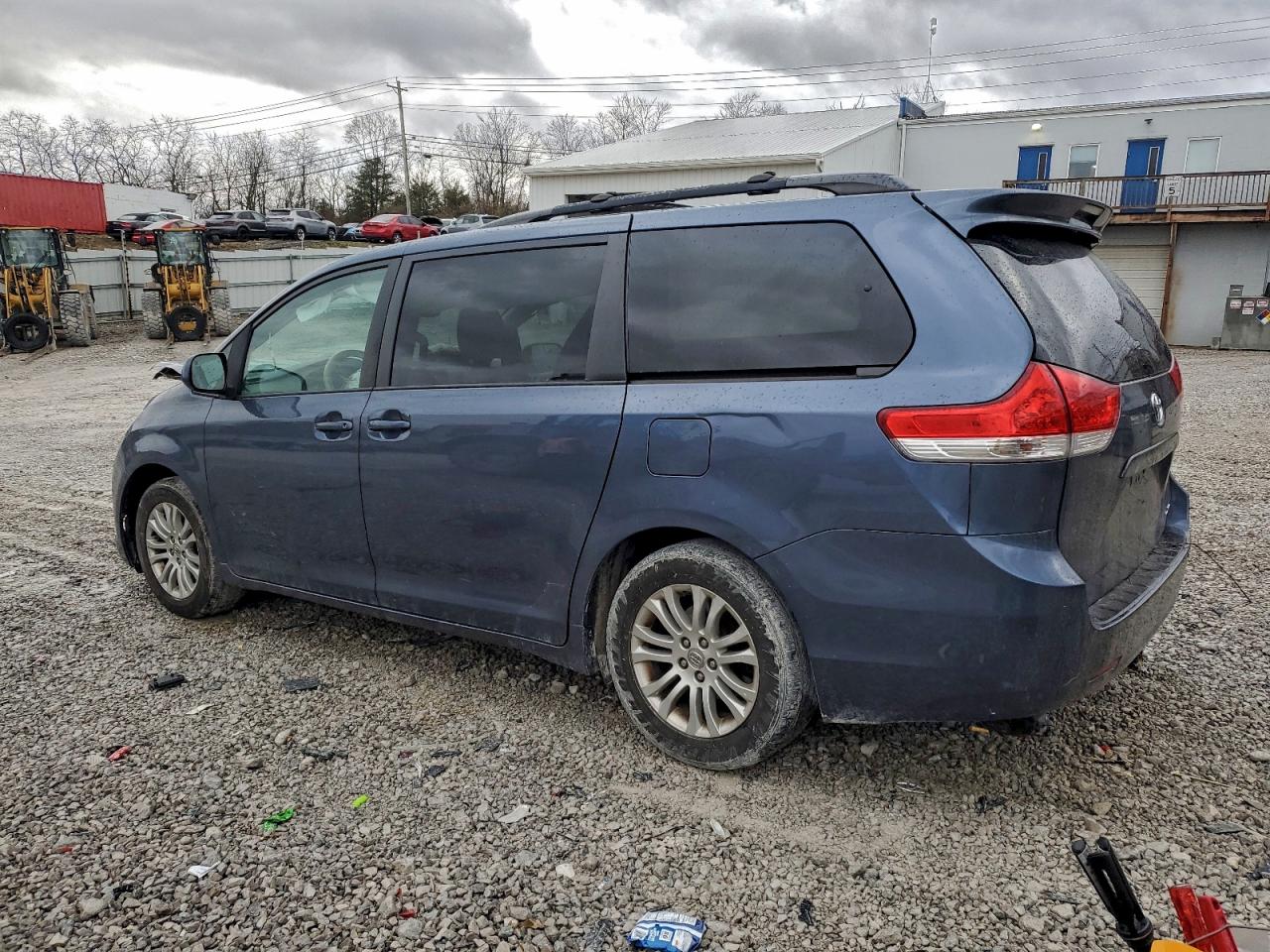 2014 TOYOTA SIENNA XLE photo 2