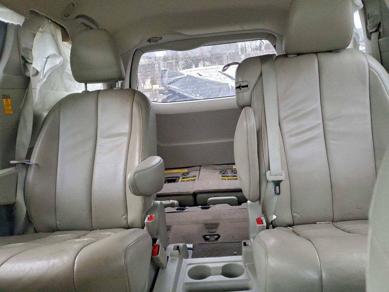 2014 TOYOTA SIENNA XLE photo 10