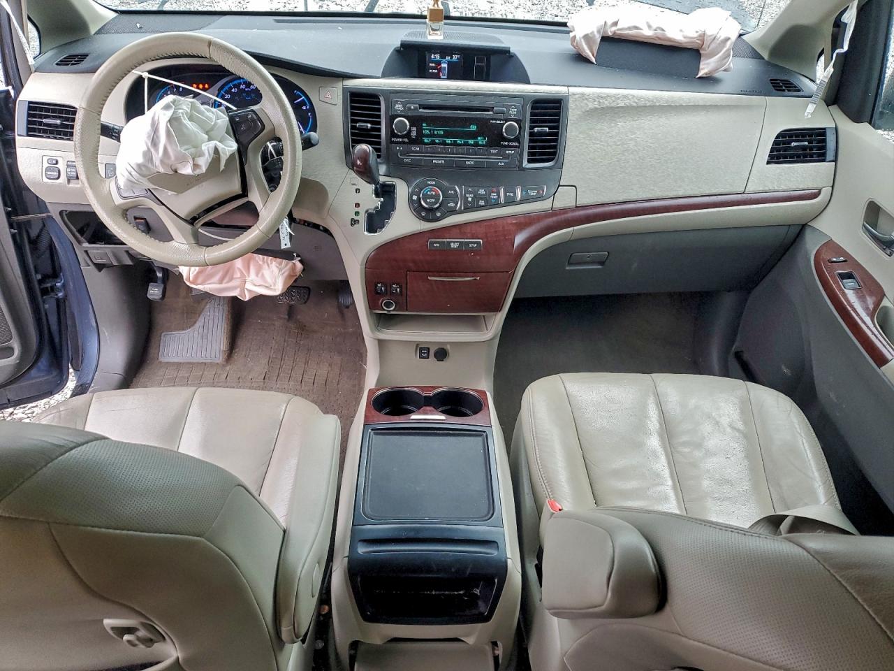 2014 TOYOTA SIENNA XLE photo 8