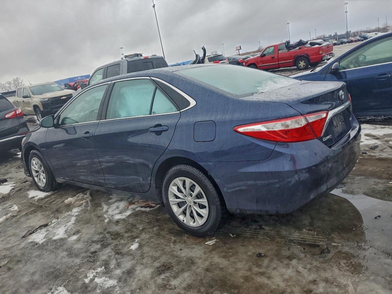 2015 TOYOTA CAMRY LE photo 3