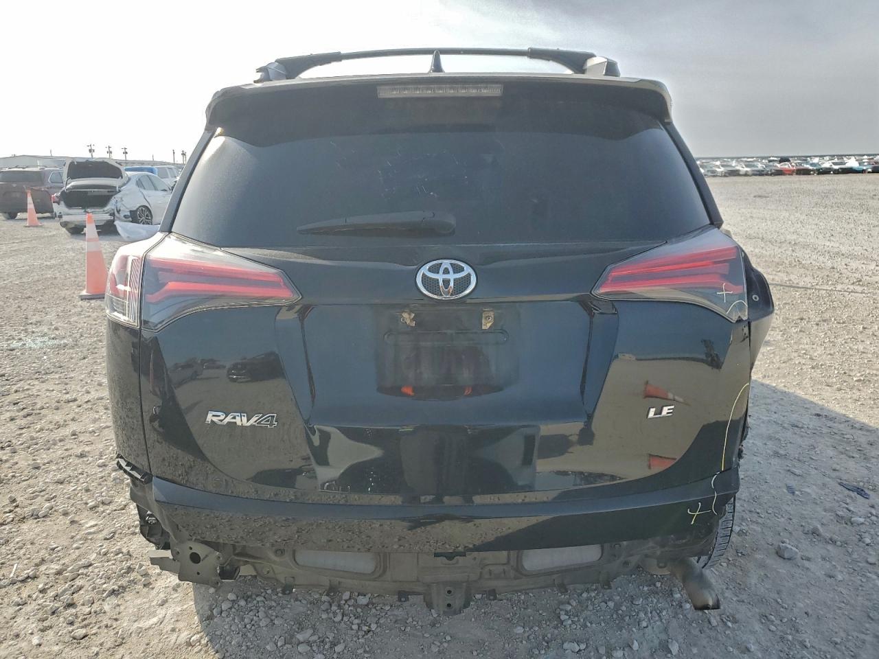 2018 TOYOTA RAV4 LE photo 6