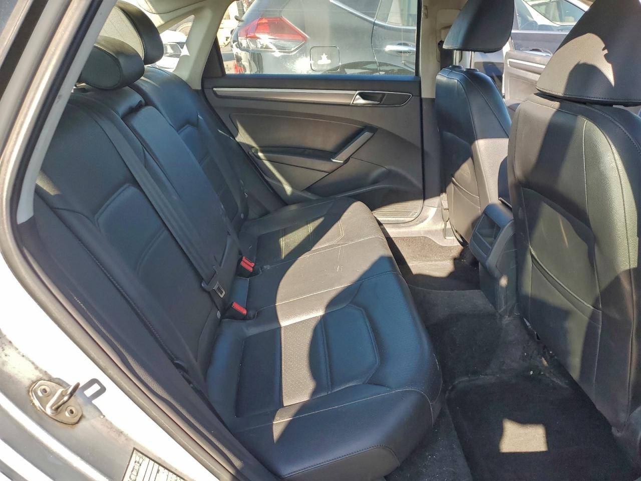 2018 VOLKSWAGEN PASSAT S photo 19
