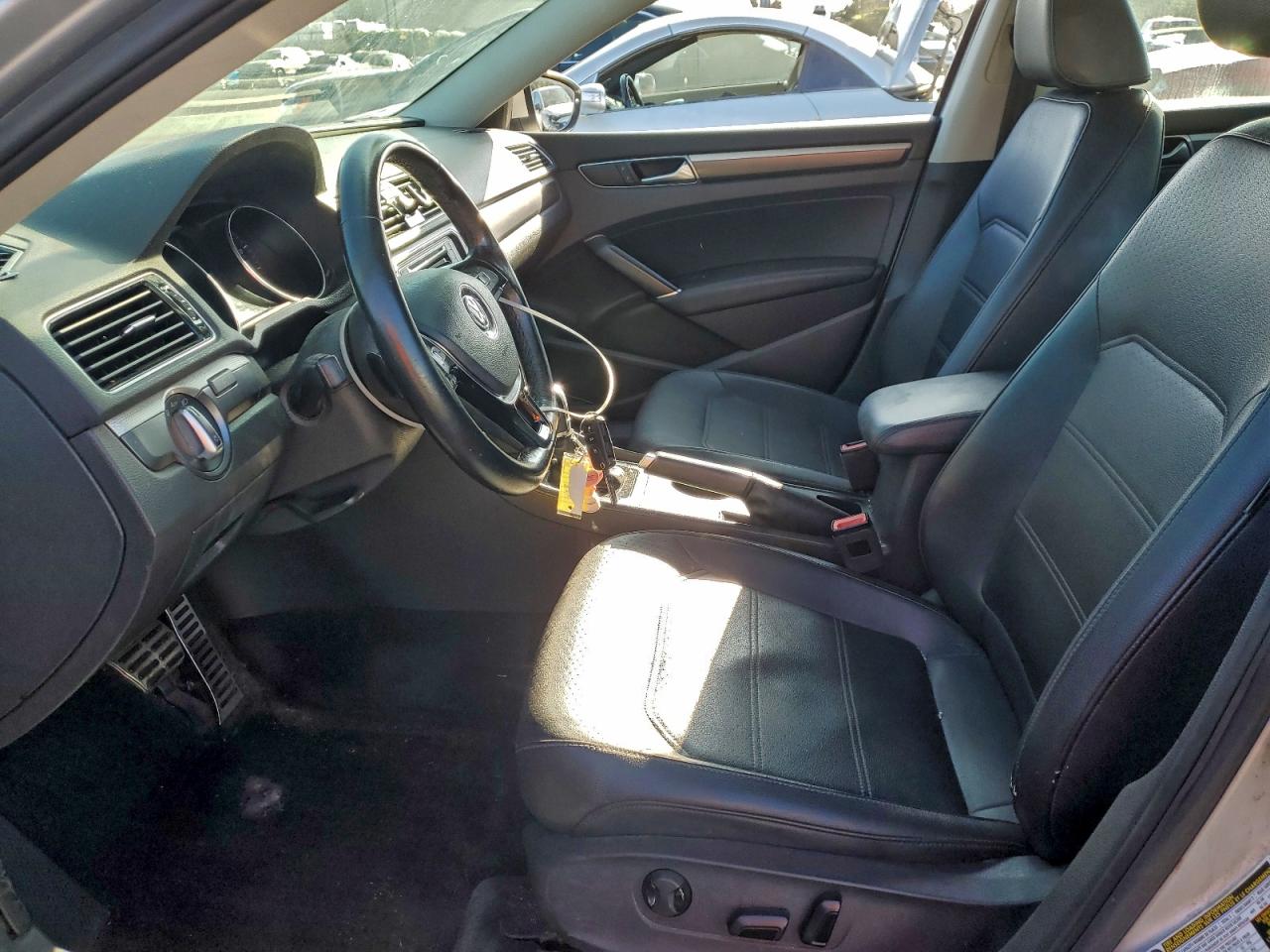 2018 VOLKSWAGEN PASSAT S photo 13