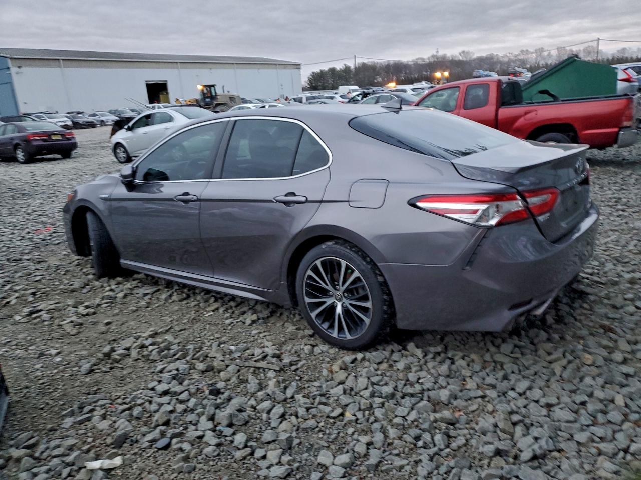 2020 TOYOTA CAMRY SE photo 3