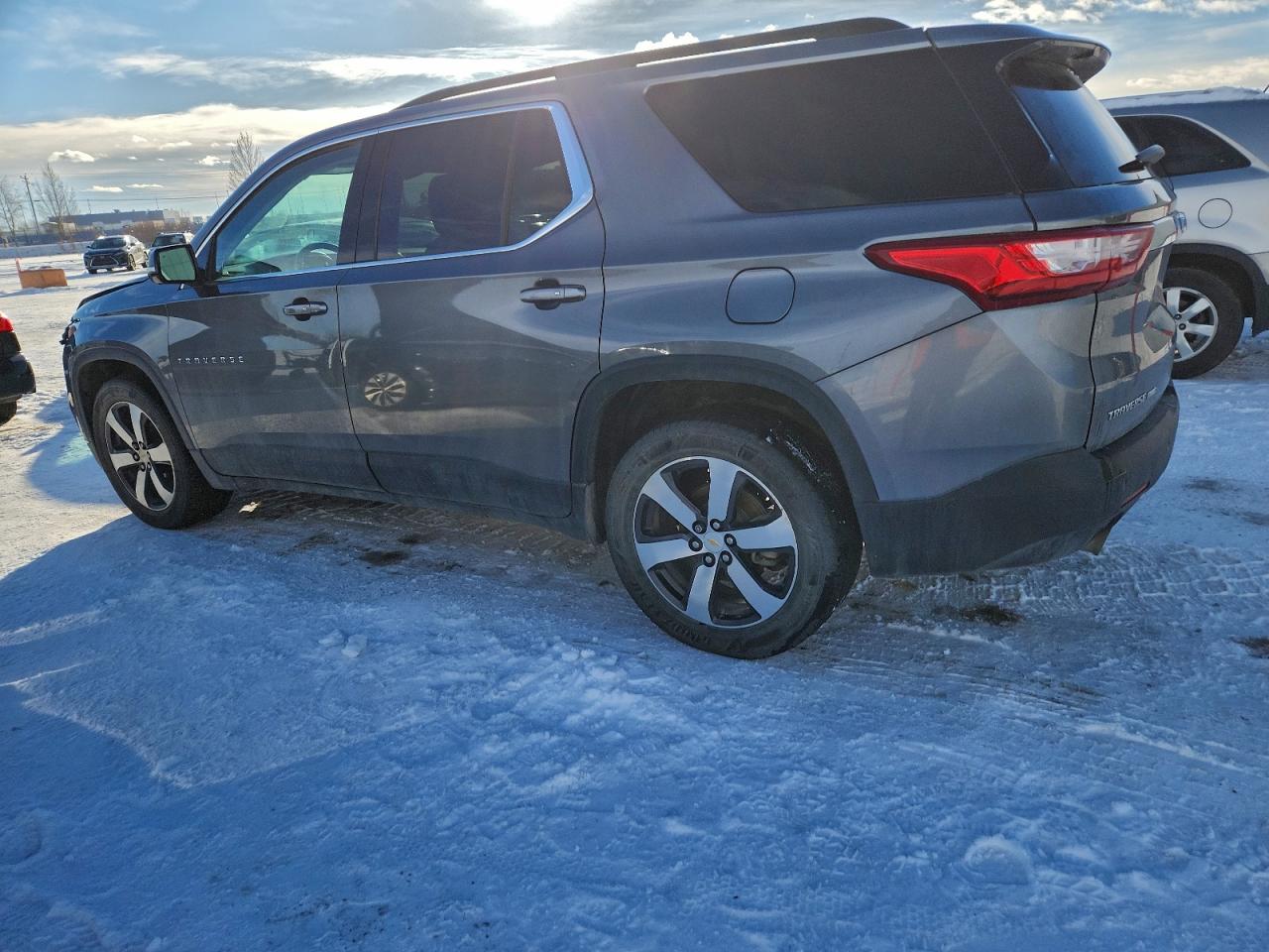 2020 CHEVROLET TRAVERSE LT photo 2
