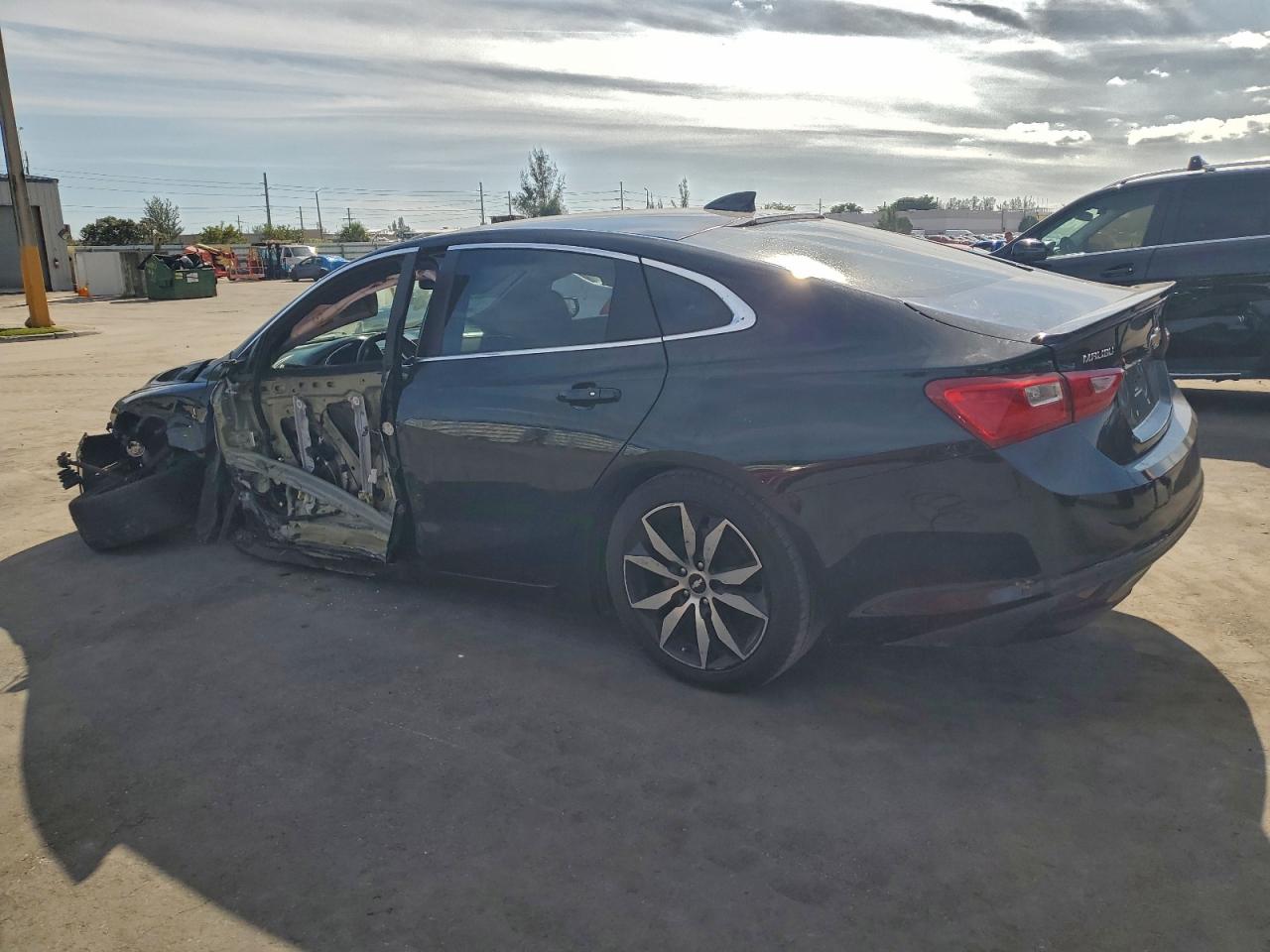2017 CHEVROLET MALIBU LT photo 2