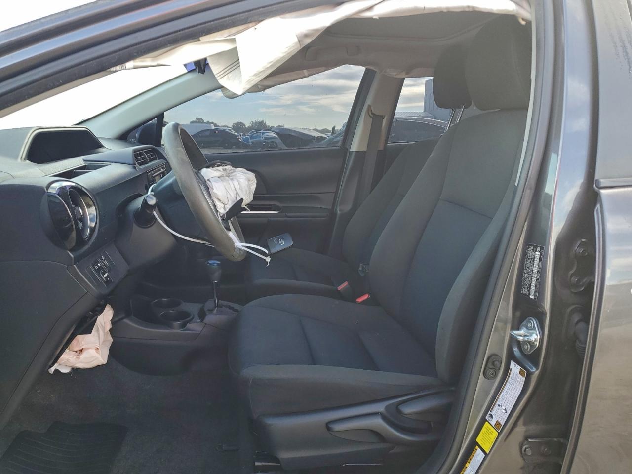 2015 TOYOTA PRIUS C photo 19