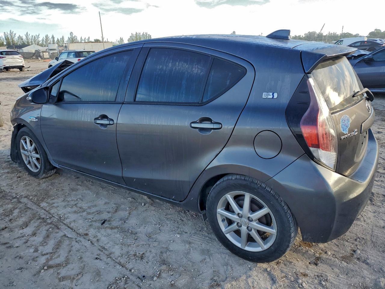 2015 TOYOTA PRIUS C photo 4