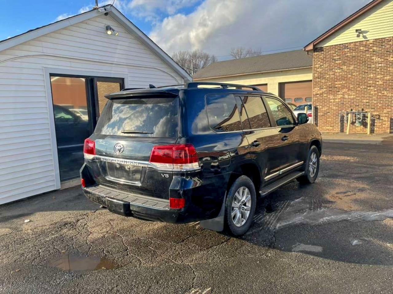 2017 TOYOTA LAND CRUISER photo 5