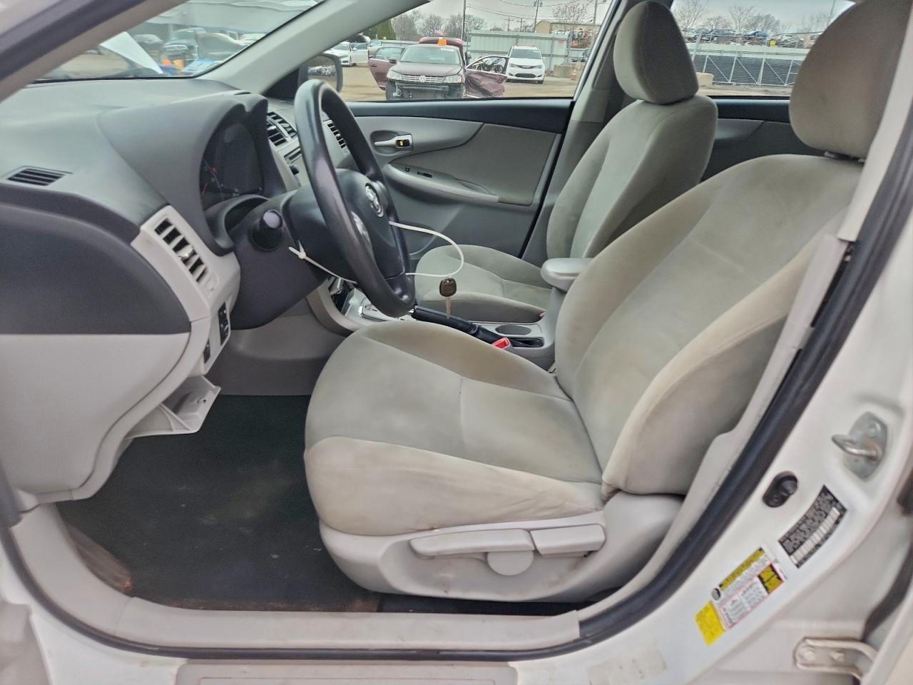 2013 TOYOTA COROLLA photo 7