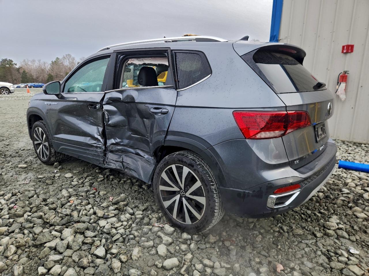2024 VOLKSWAGEN TAOS SE photo 2