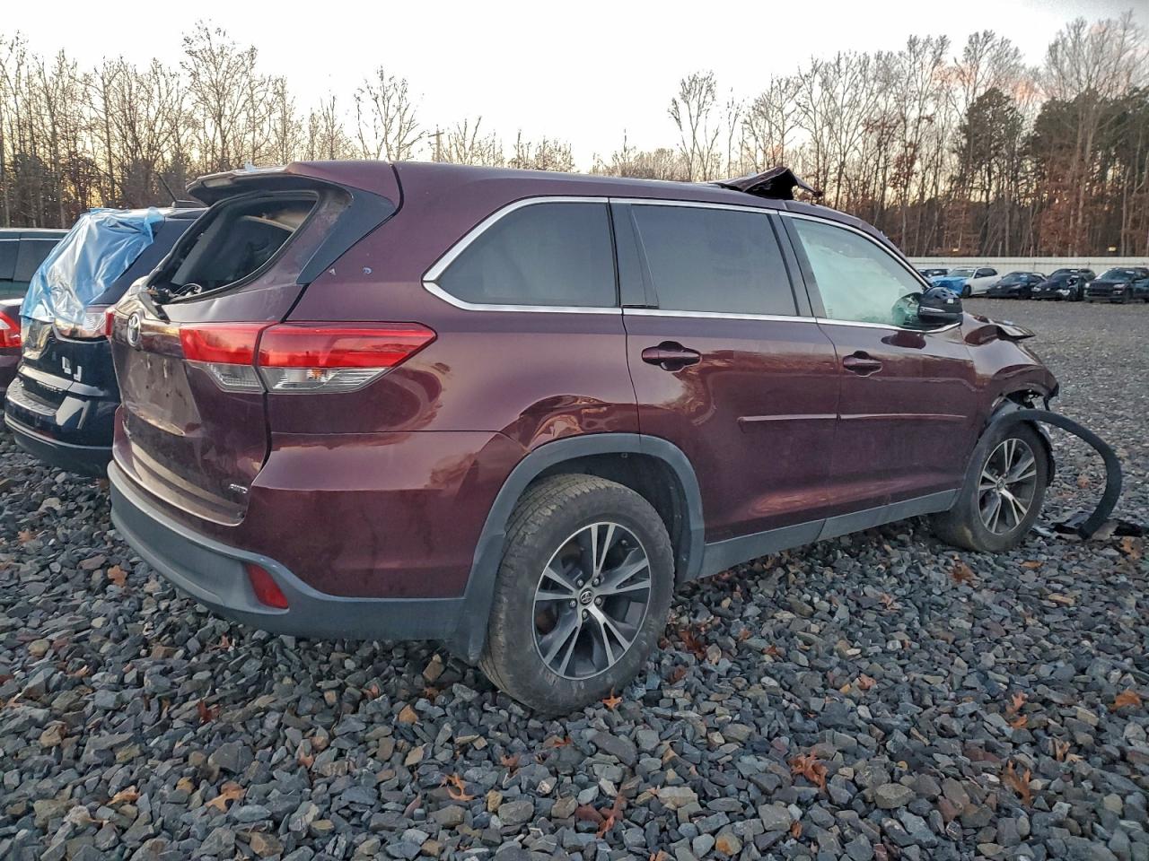 2019 TOYOTA HIGHLANDER LE photo 3