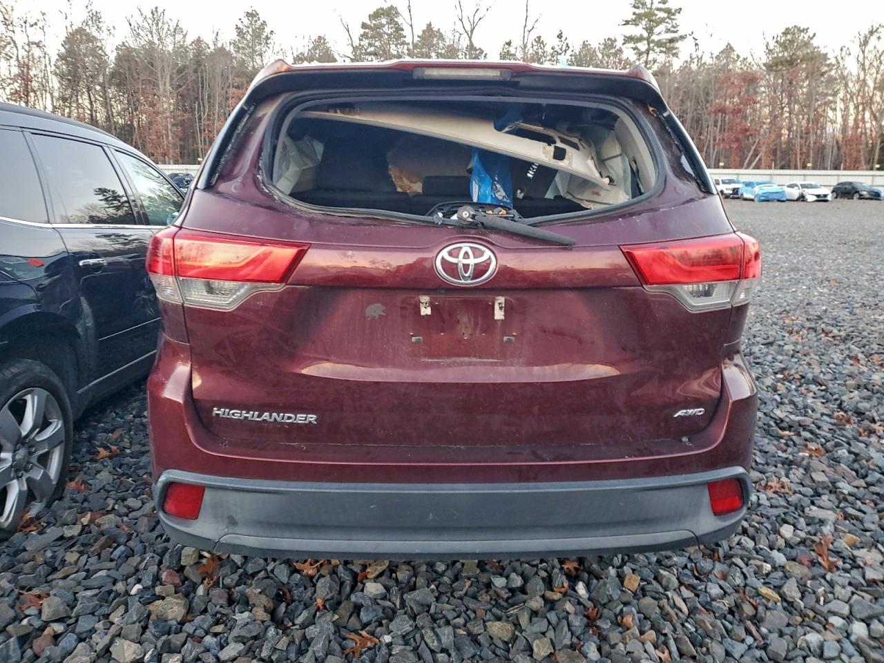 2019 TOYOTA HIGHLANDER LE photo 6