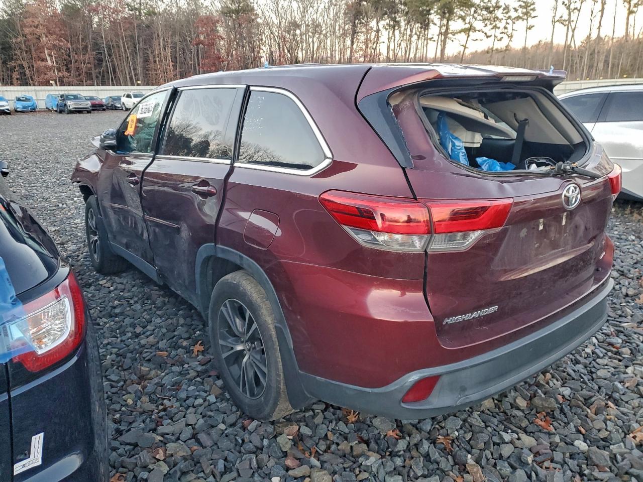 2019 TOYOTA HIGHLANDER LE photo 2