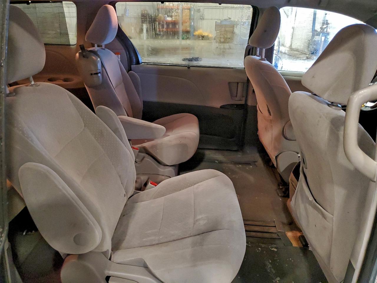 2015 TOYOTA SIENNA LE photo 11