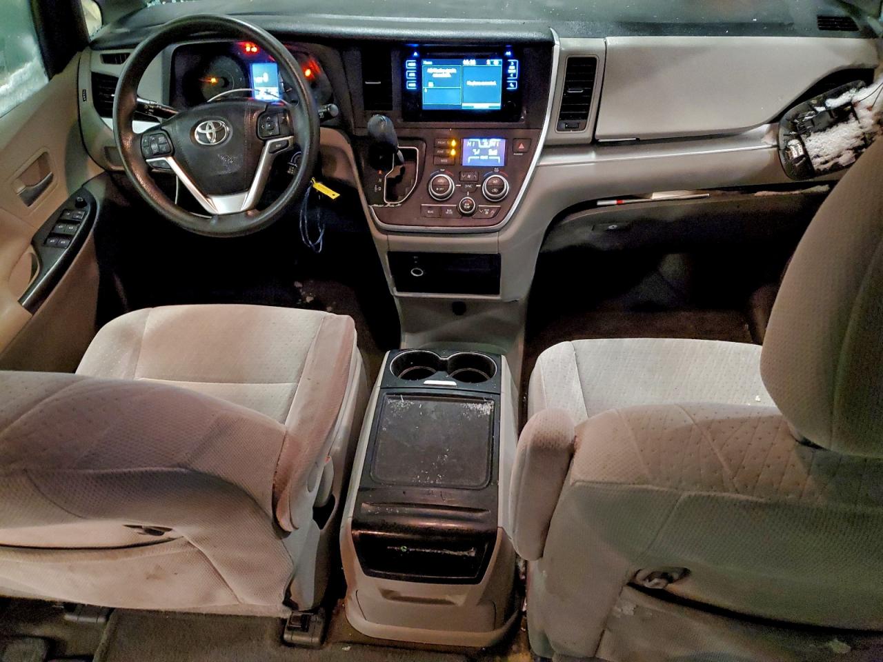 2015 TOYOTA SIENNA LE photo 8