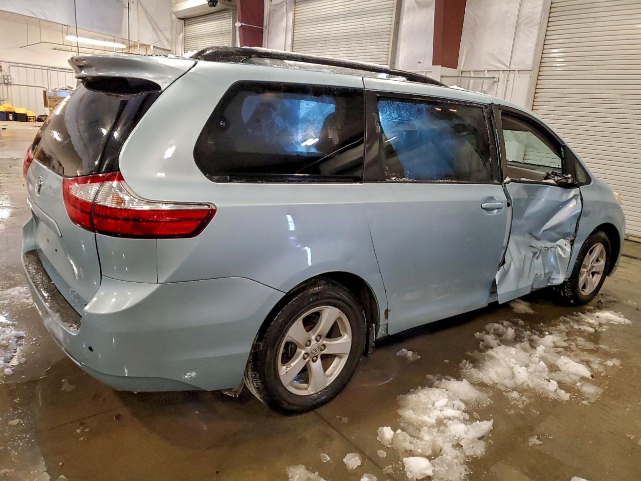 2015 TOYOTA SIENNA LE photo 3