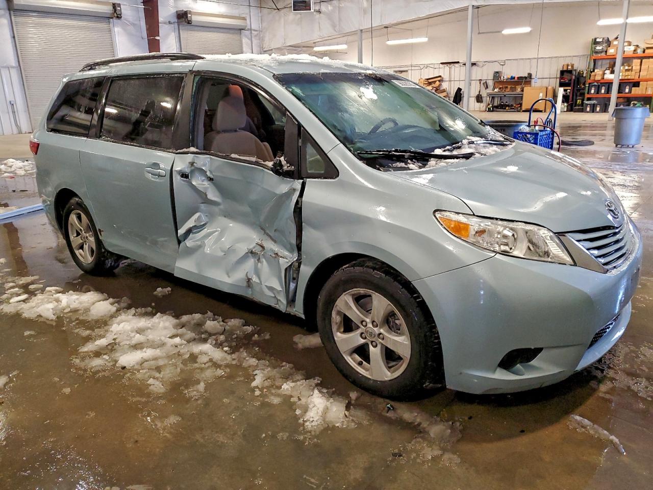 2015 TOYOTA SIENNA LE photo 4