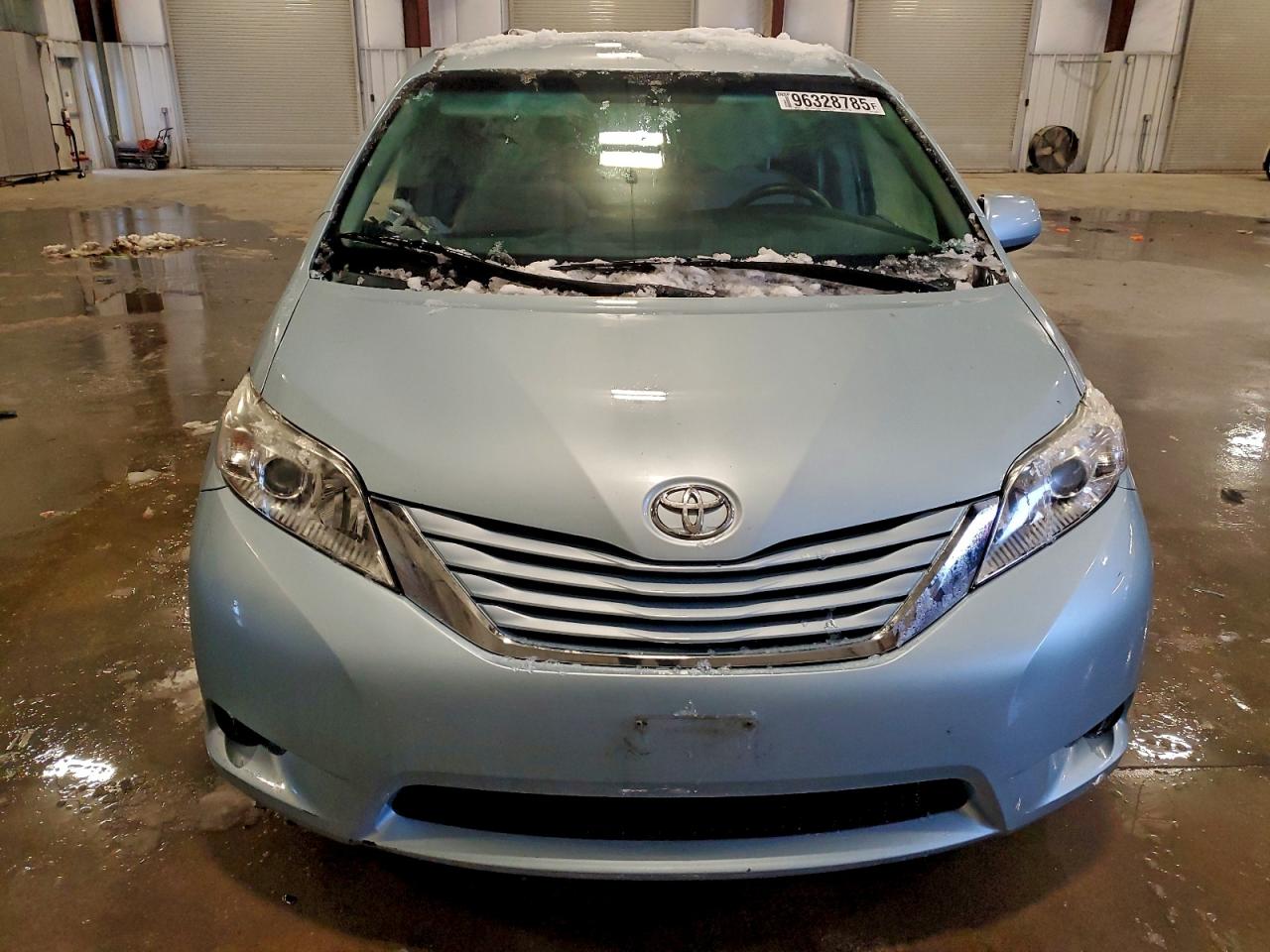 2015 TOYOTA SIENNA LE photo 5