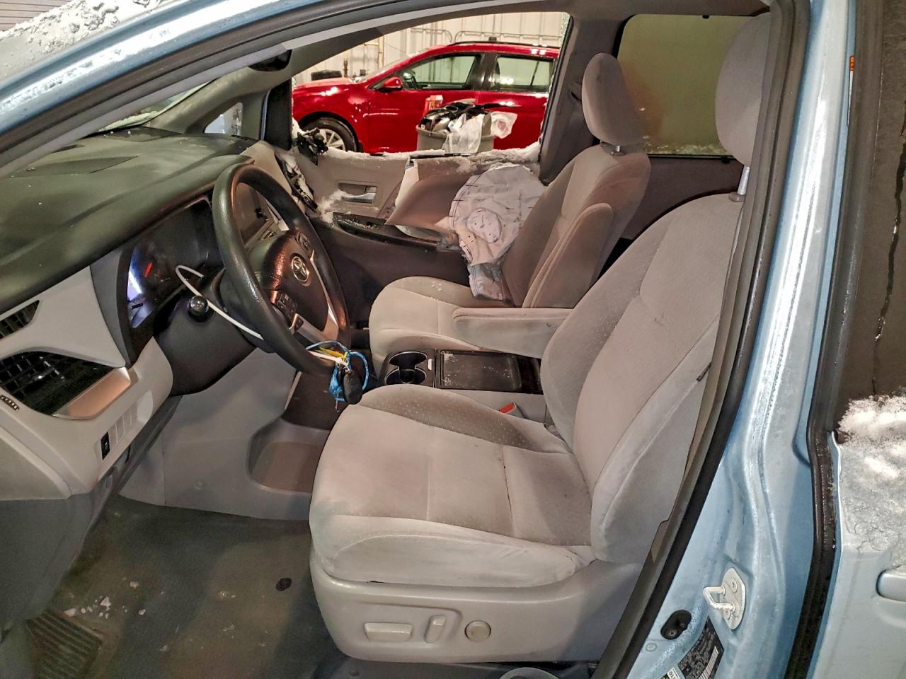 2015 TOYOTA SIENNA LE photo 7