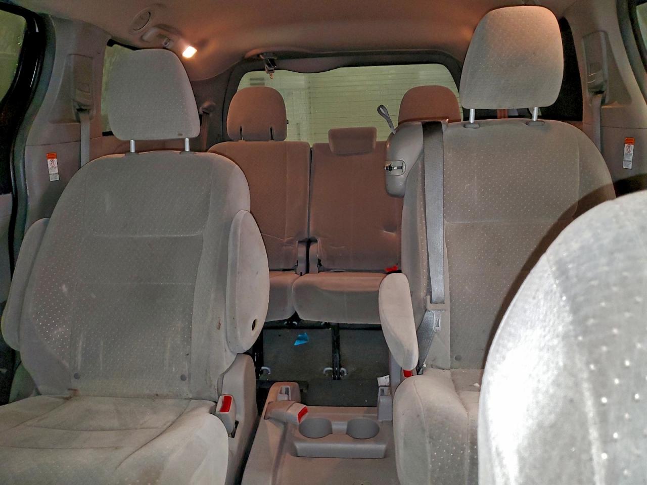 2015 TOYOTA SIENNA LE photo 10