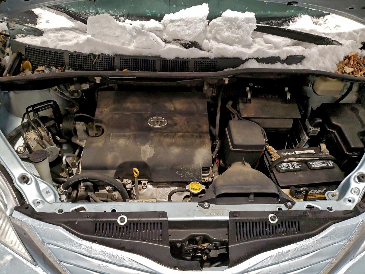 2015 TOYOTA SIENNA LE photo 12