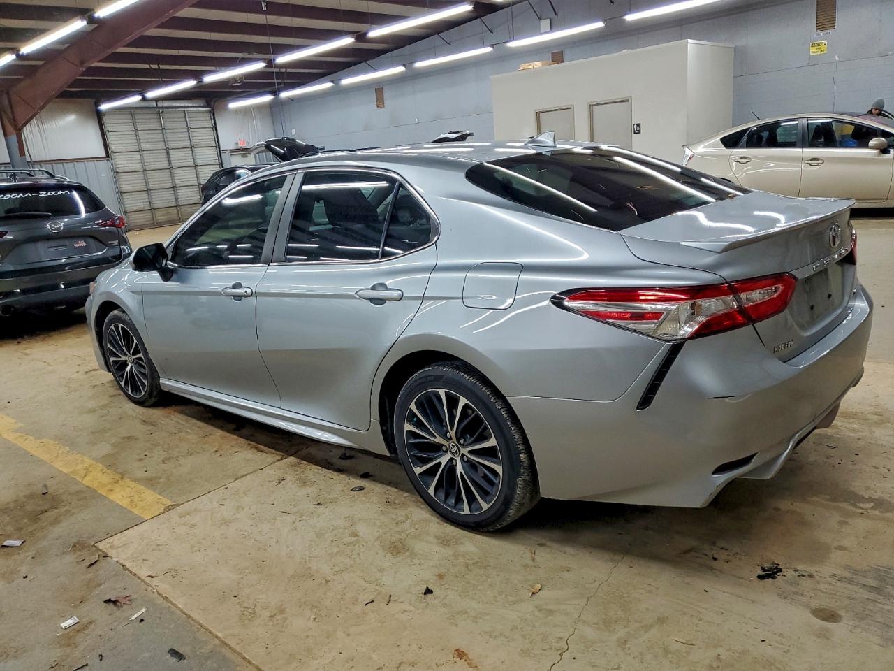 2020 TOYOTA CAMRY SE photo 3