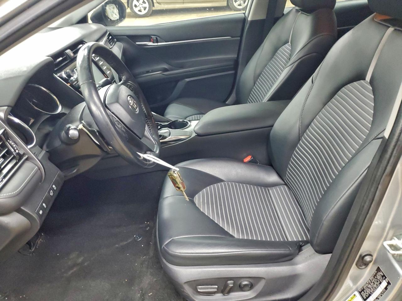 2020 TOYOTA CAMRY SE photo 13