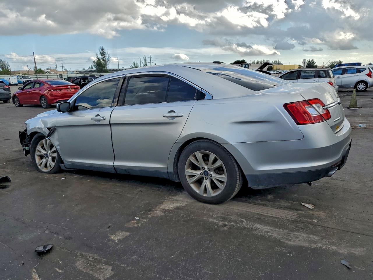 2011 FORD TAURUS SEL photo 2