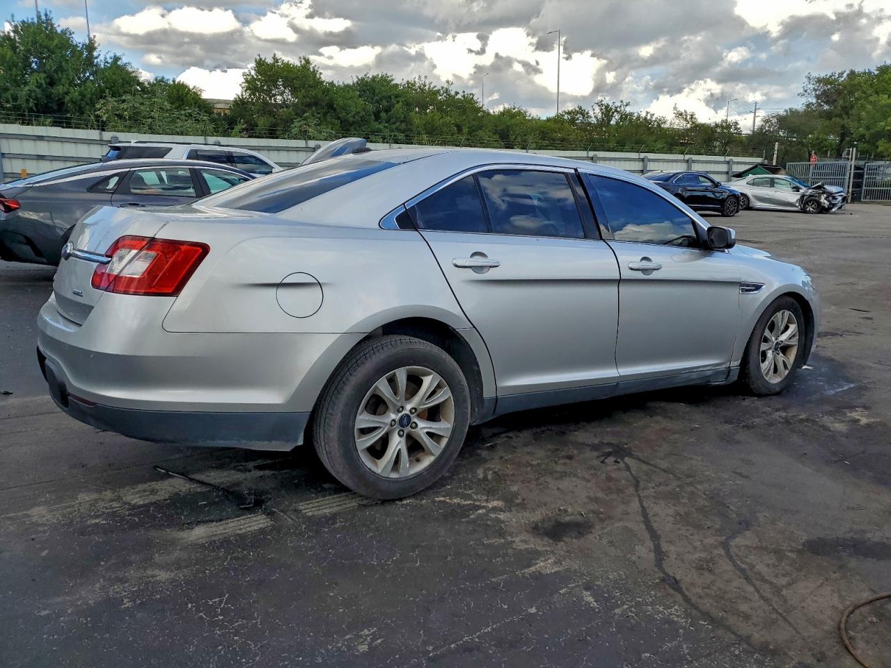 2011 FORD TAURUS SEL photo 3