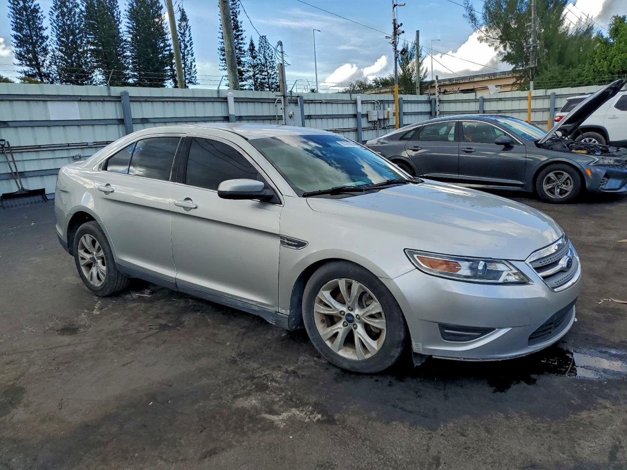 2011 FORD TAURUS SEL photo 4