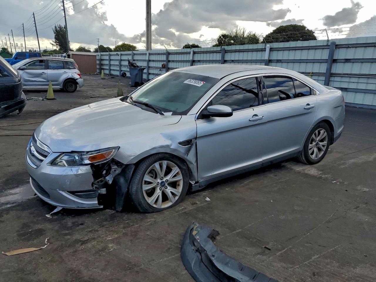 2011 FORD TAURUS SEL — FRONT END damage — photo 1