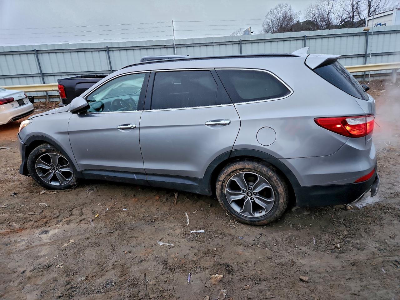 2016 HYUNDAI SANTA FE SE photo 2