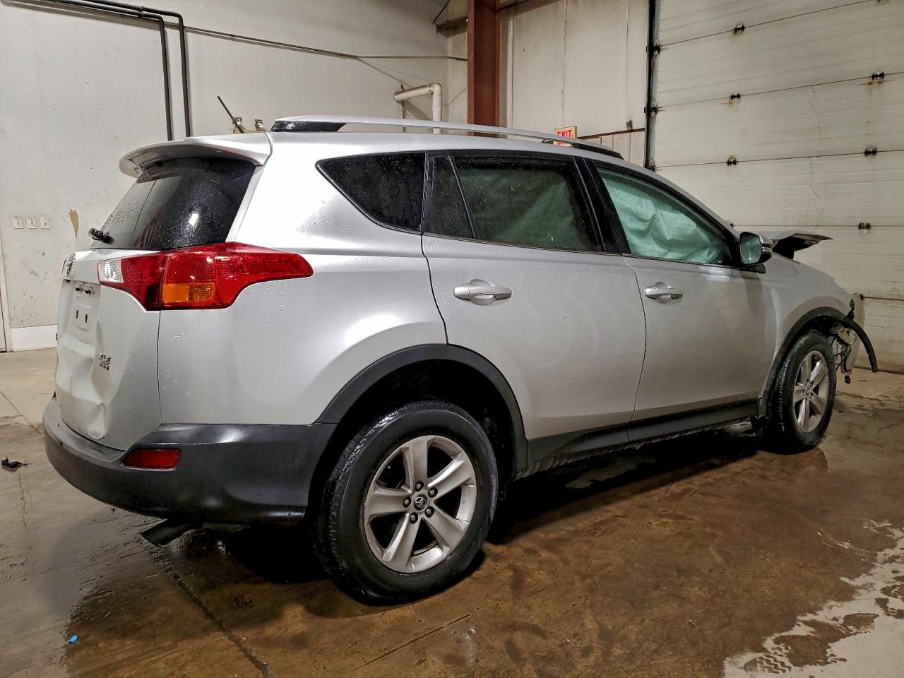 2015 TOYOTA RAV4 XLE photo 3