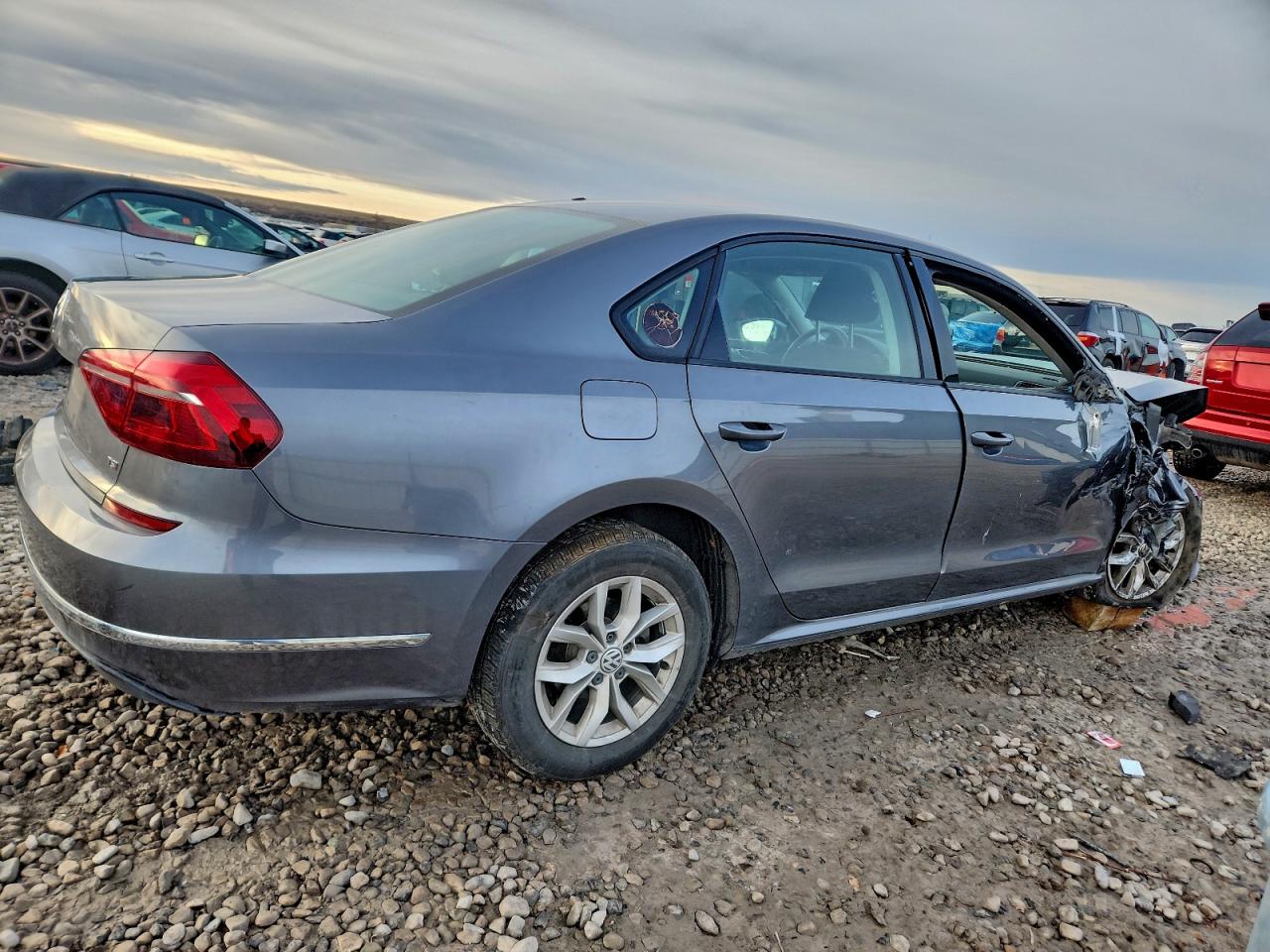 2018 VOLKSWAGEN PASSAT S photo 3