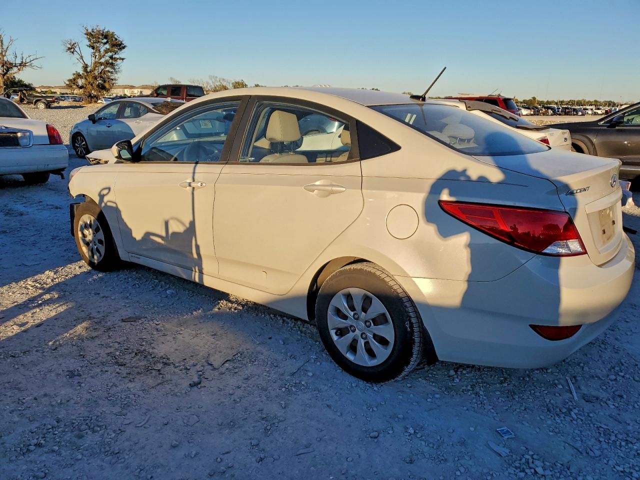 2016 HYUNDAI ACCENT SE photo 2
