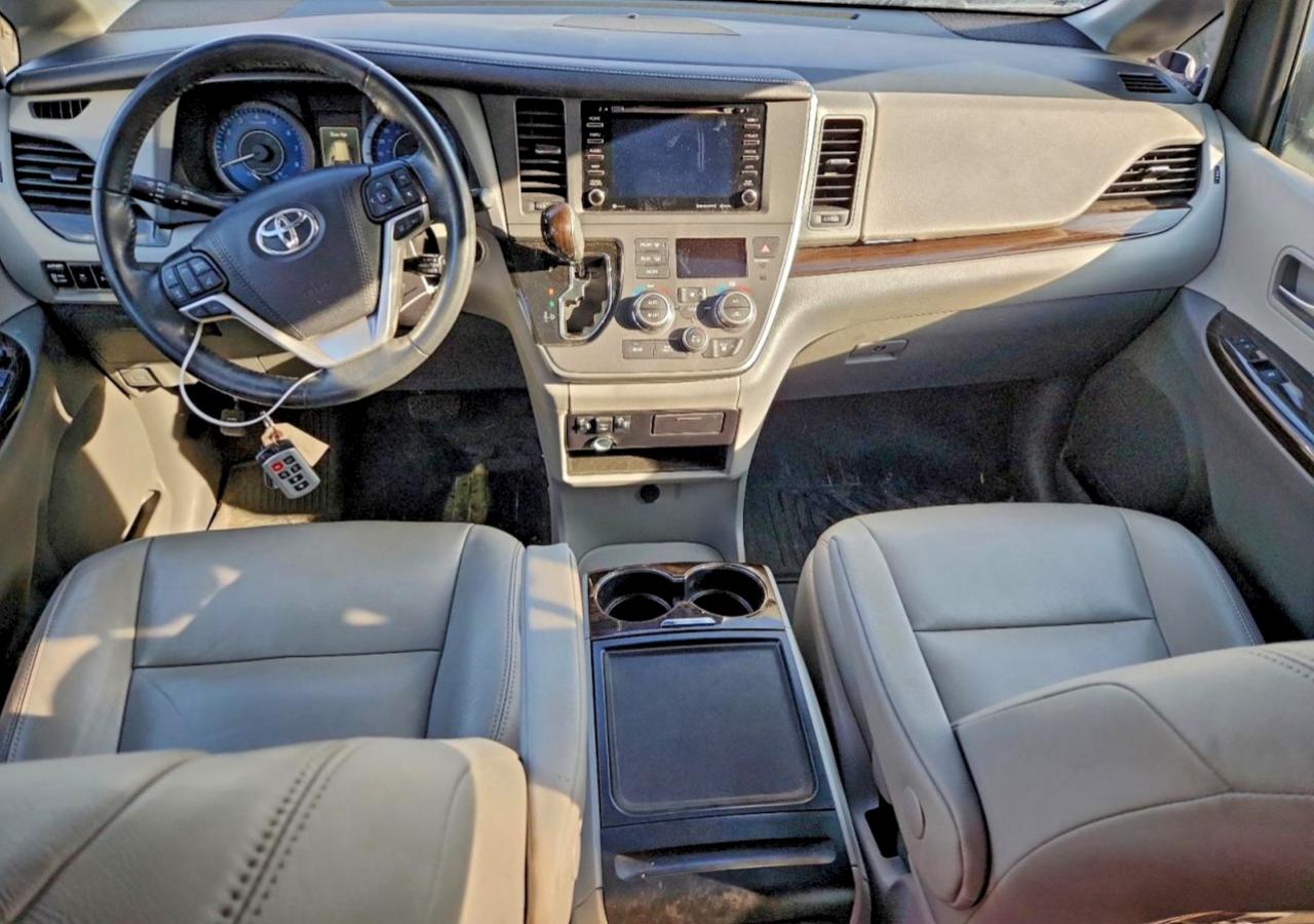 2020 TOYOTA SIENNA XLE photo 8