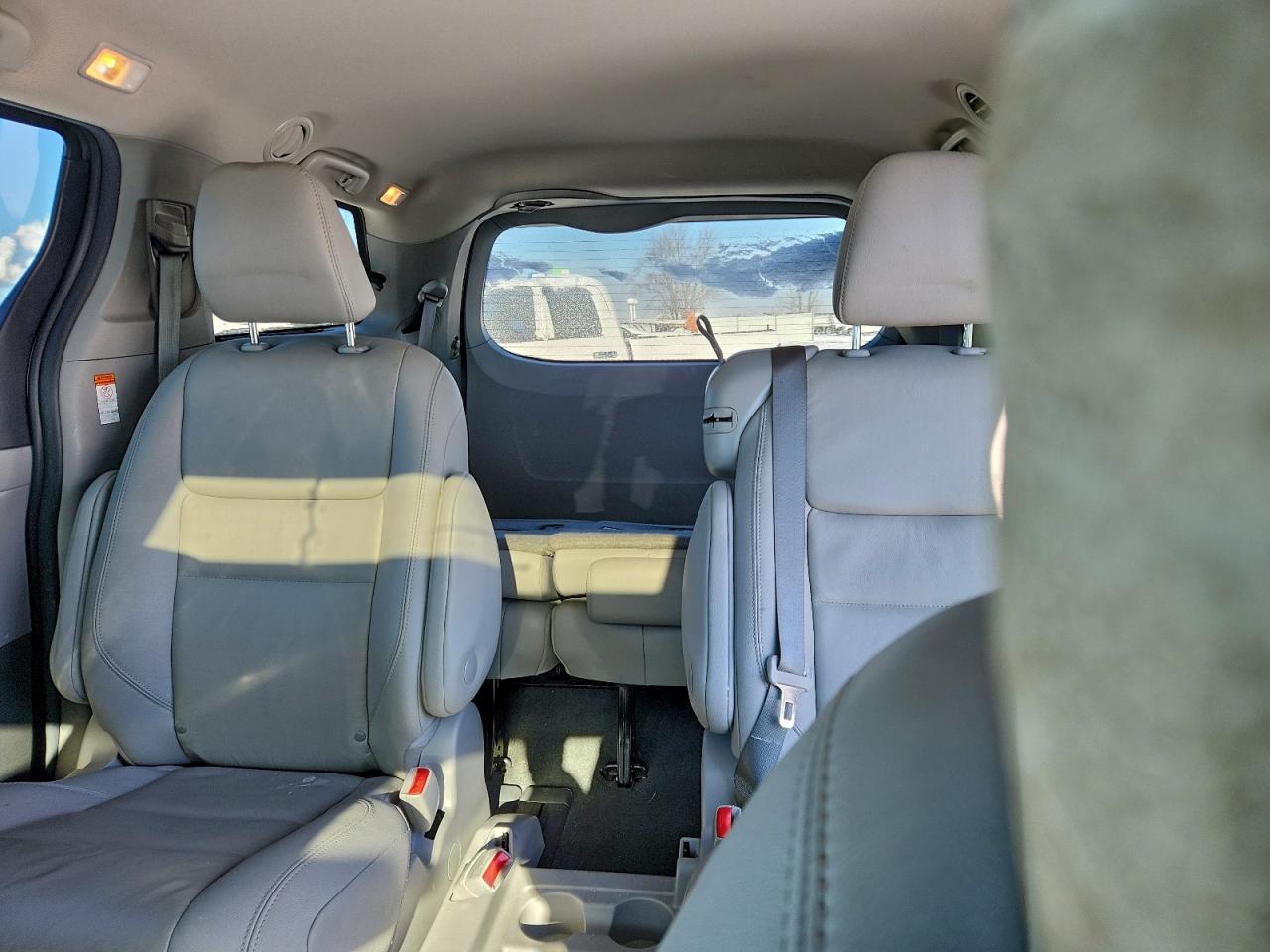 2020 TOYOTA SIENNA XLE photo 10