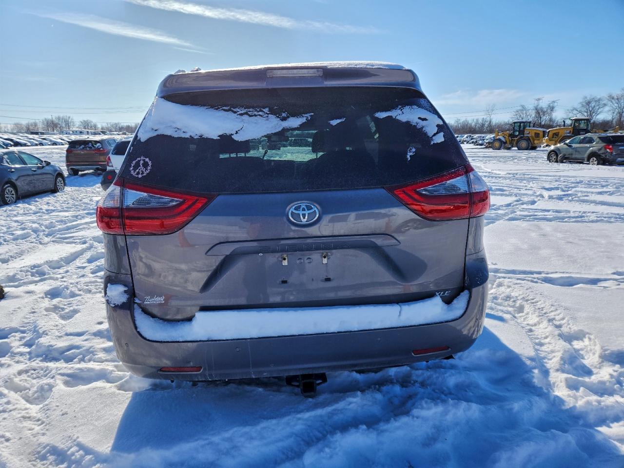 2020 TOYOTA SIENNA XLE photo 6