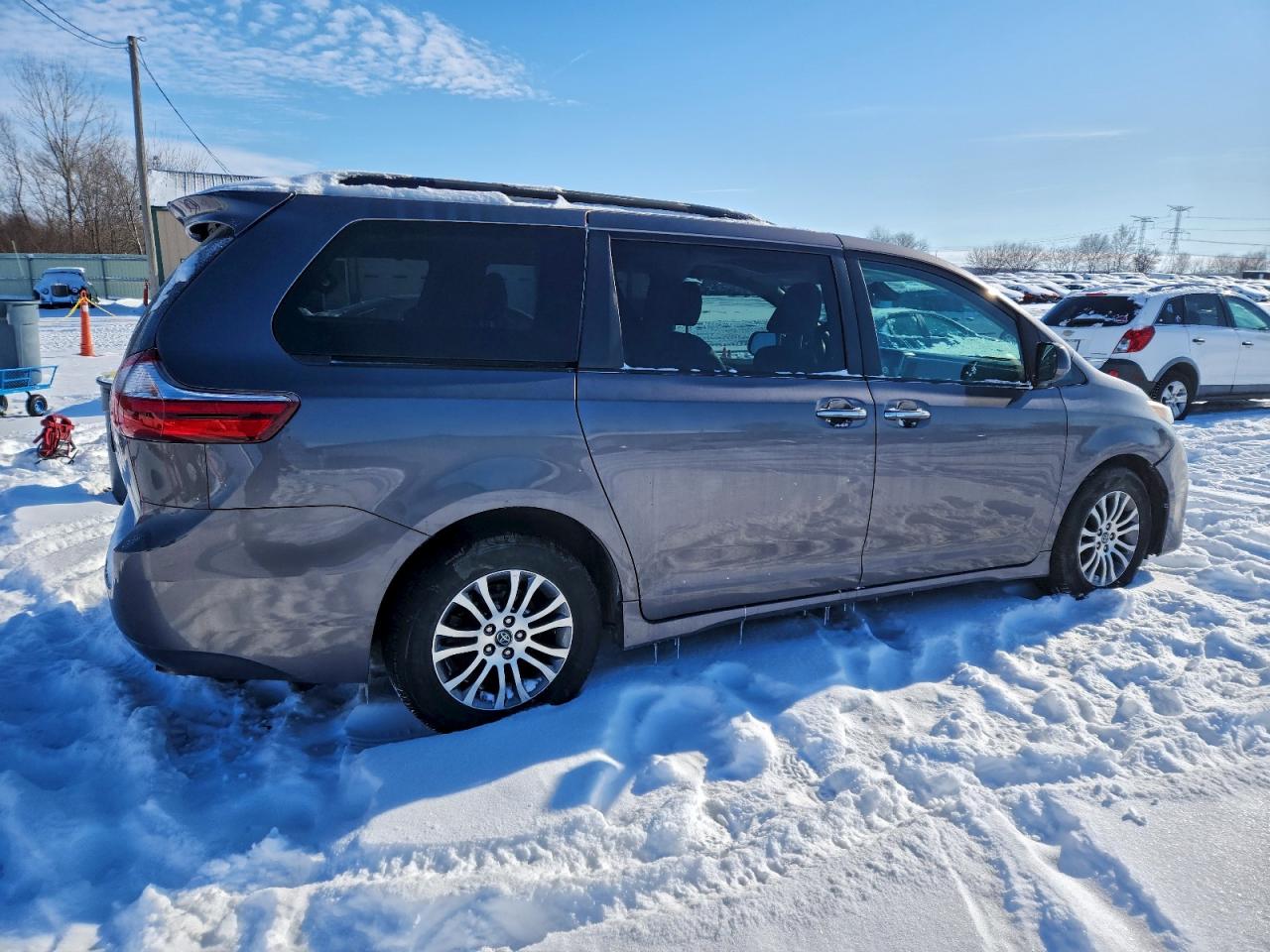 2020 TOYOTA SIENNA XLE photo 3