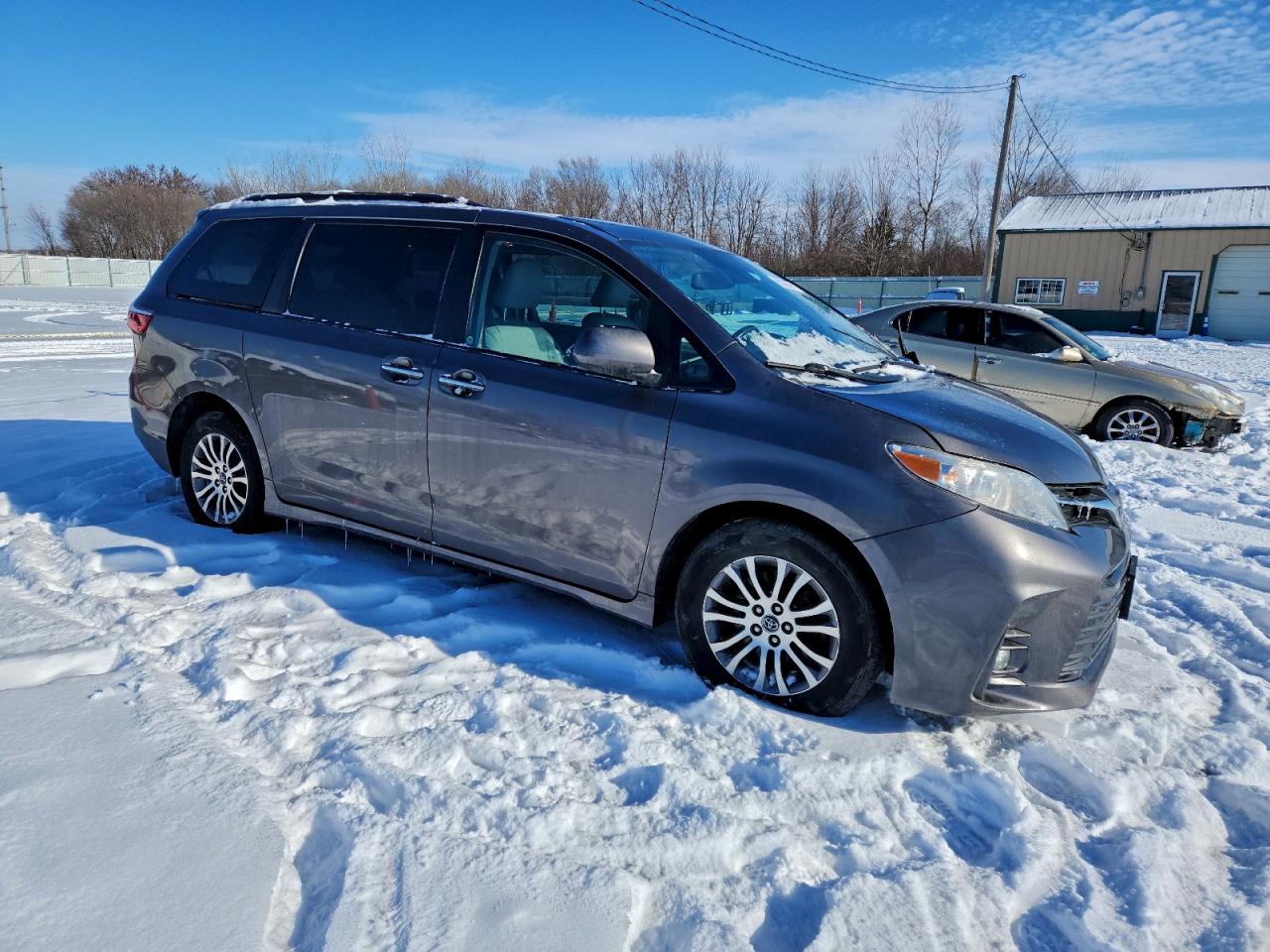 2020 TOYOTA SIENNA XLE photo 4