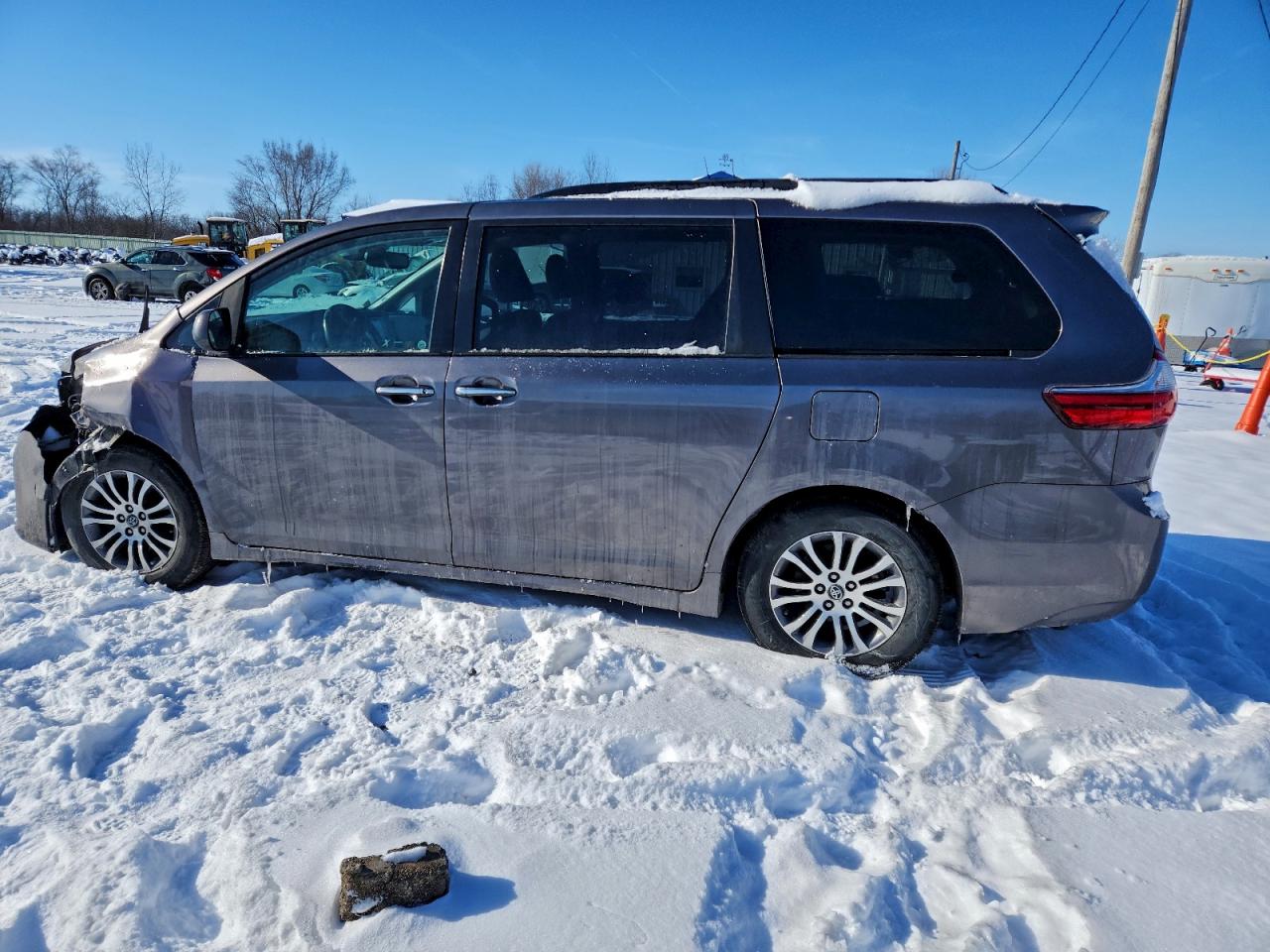 2020 TOYOTA SIENNA XLE photo 2