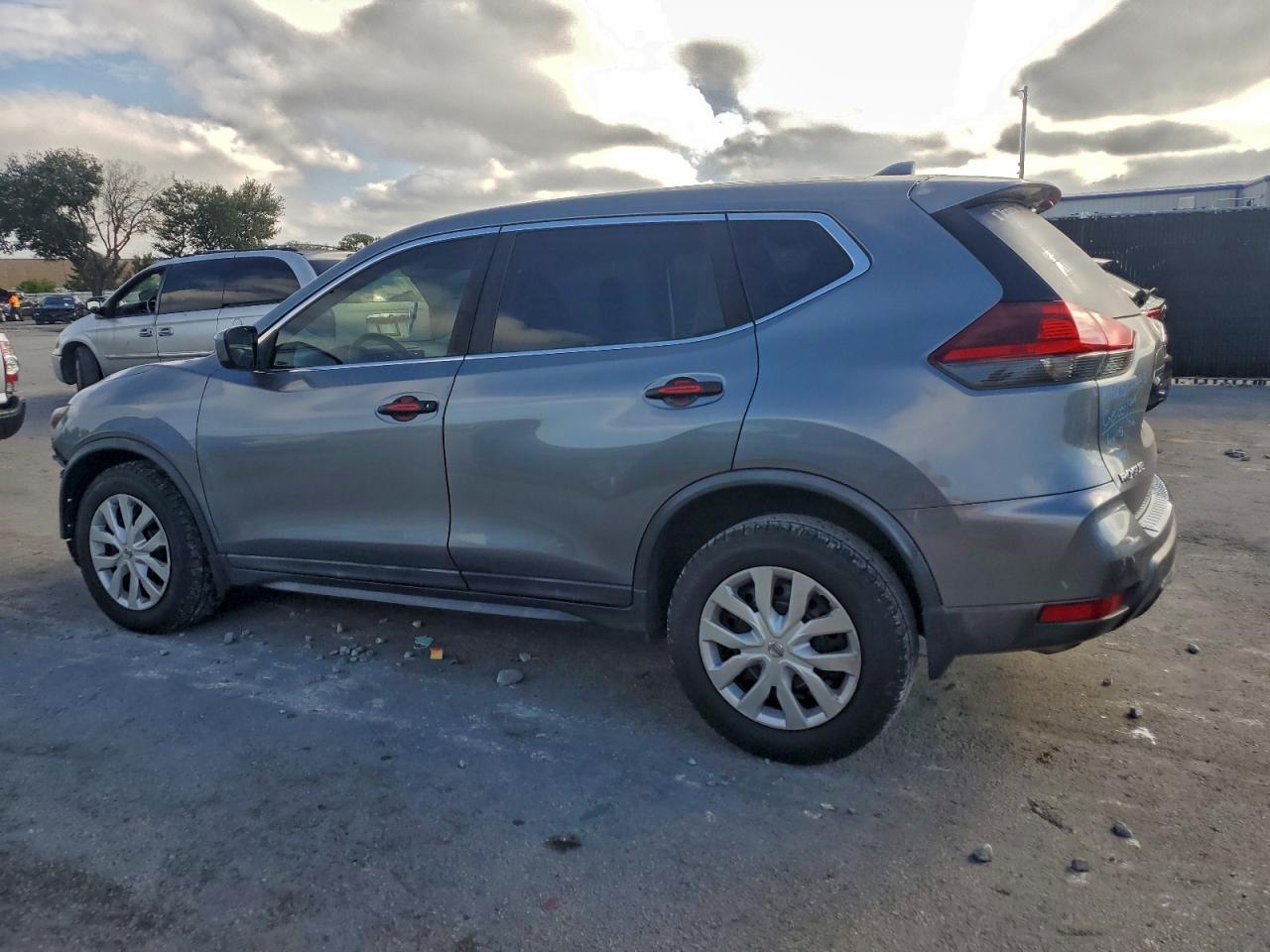 2018 NISSAN ROGUE S photo 2